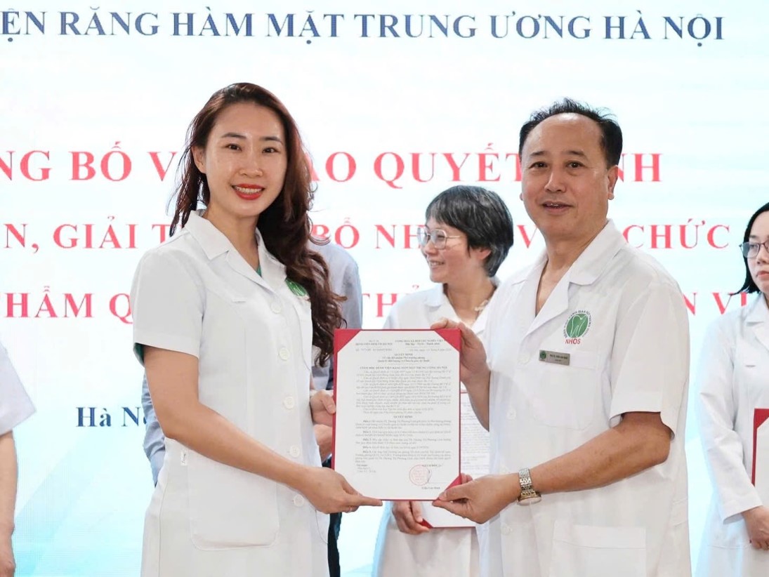 Trao quyết định bổ nhiệm cho TS. Dương Thị Phương Linh, Phó trưởng phòng Quản lý chất lượng và Chuyển giao kỹ thuật